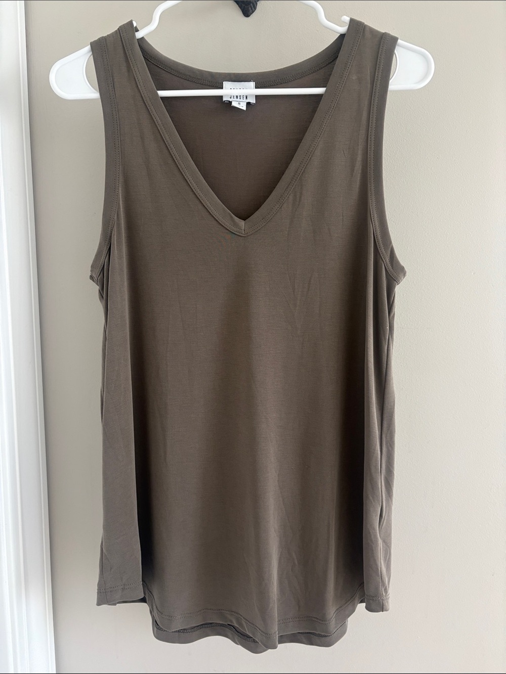Evereve Peyton Jensen Taupe V-Neck Sleeveless Top Style 3458TP Size Small